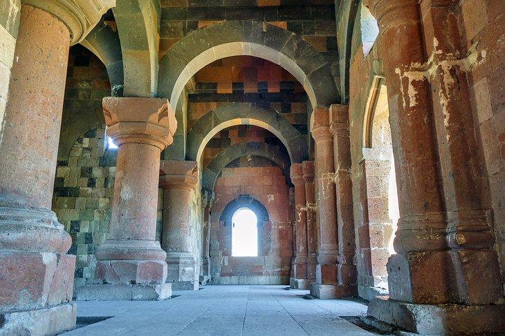 Interior de la Mezquita Manuçehr
