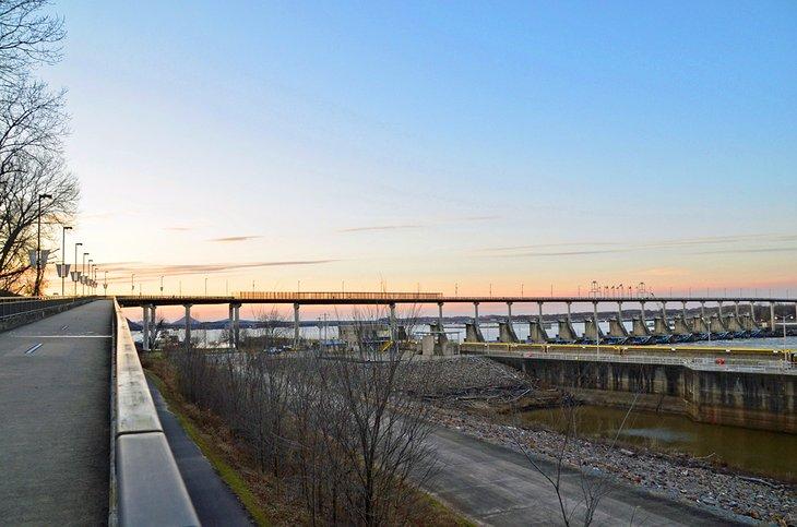 Sendero del Río Arkansas y Puente Big Dam
