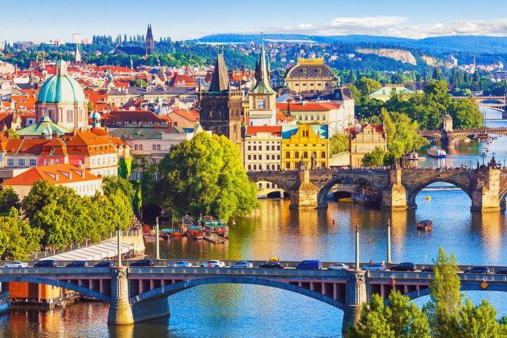 Vista aérea del Puente de Carlos y el río Vltava
