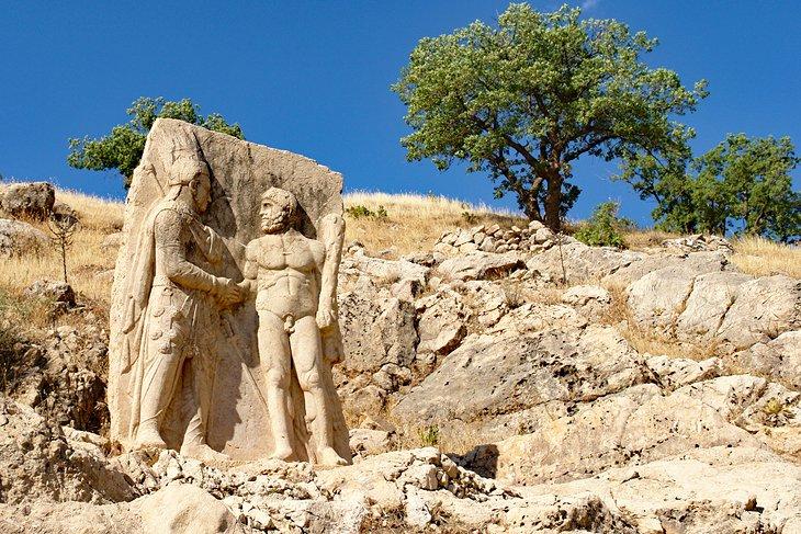 Grabado que muestra a Hércules dándole la mano al Rey Antíoco