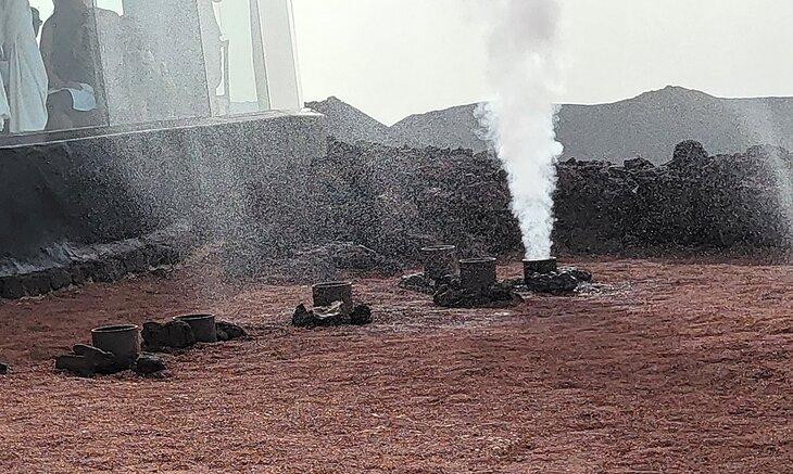 Dampf, der aus einem Schacht im Nationalpark Timanfaya austritt