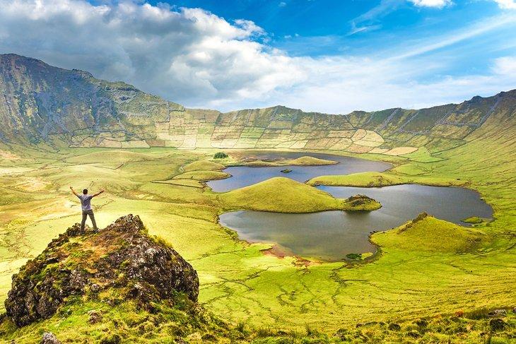 Senderista en la isla de Corvo en las Azores