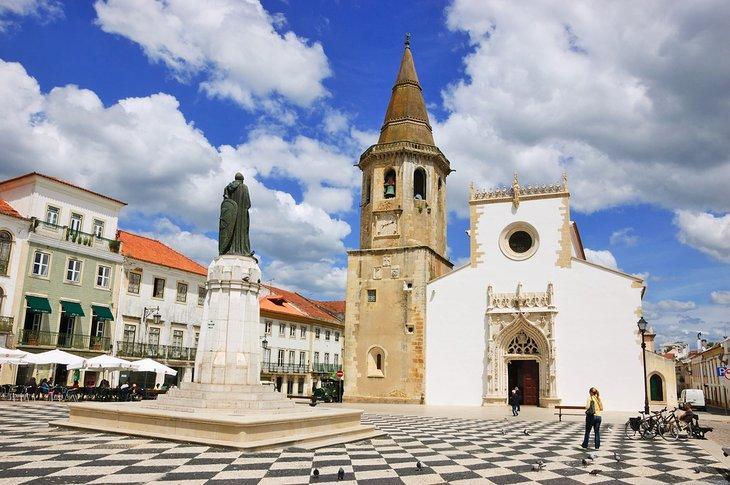 Igreja de Sao Joao Baptista en la plaza principal de Tomar