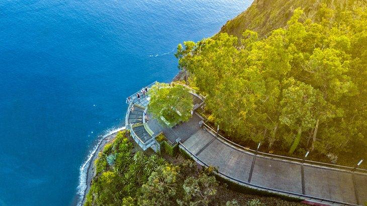 Vista aérea de la pasarela de vidrio en Cabo Girão