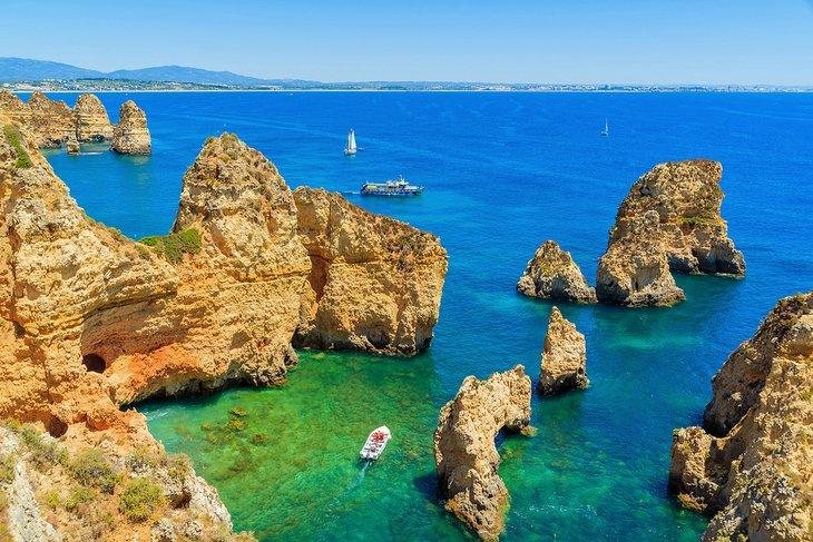 Pilares rocosos y agua clara en Ponta da Piedade