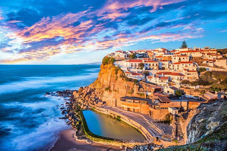 El pueblo elevado de Azenhas do Mar al atardecer