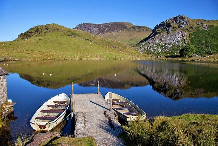 El lago de pesca Llyn Y Dywarchen, Parque Nacional de Snowdonia