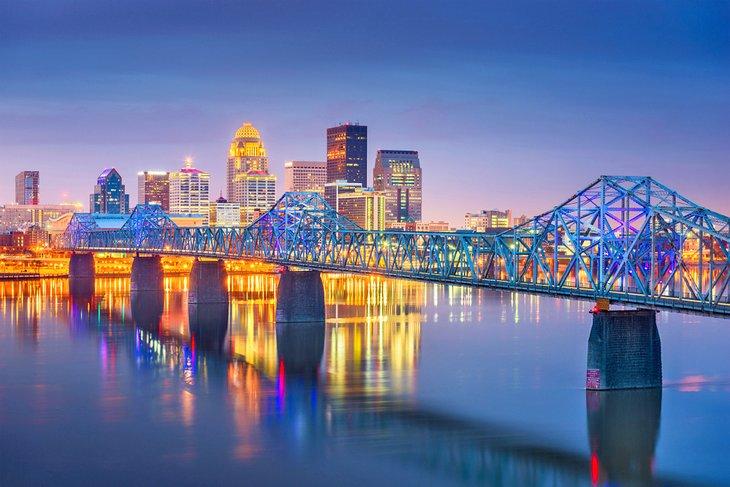 Centre-ville de Louisville et la rivière Ohio la nuit