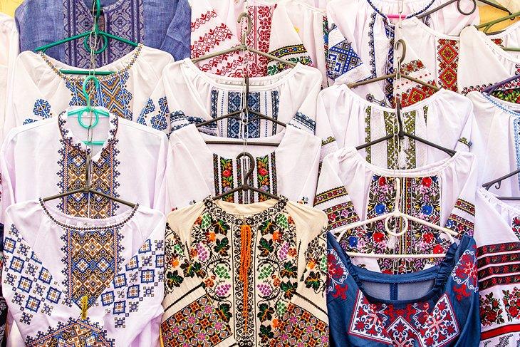 Blouses traditionnellement brodées dans un marché extérieur à Lviv