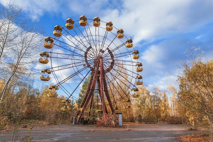 La grande roue jamais ouverte dans la zone d'exclusion de Tchernobyl, Ukraine du nord