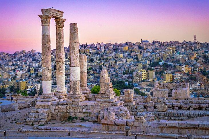 Römische Ruinen bei Sonnenuntergang in Amman, Jordanien