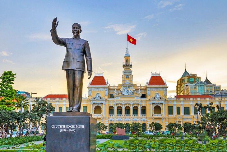 Ho-Chi-Minh-Statue vor dem Rathaus