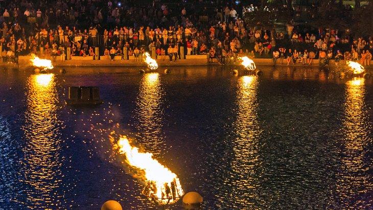 Multitudes disfrutando de WaterFire Providence