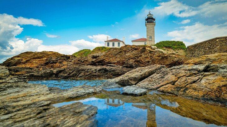 Vista del faro Beavertail en Jamestown