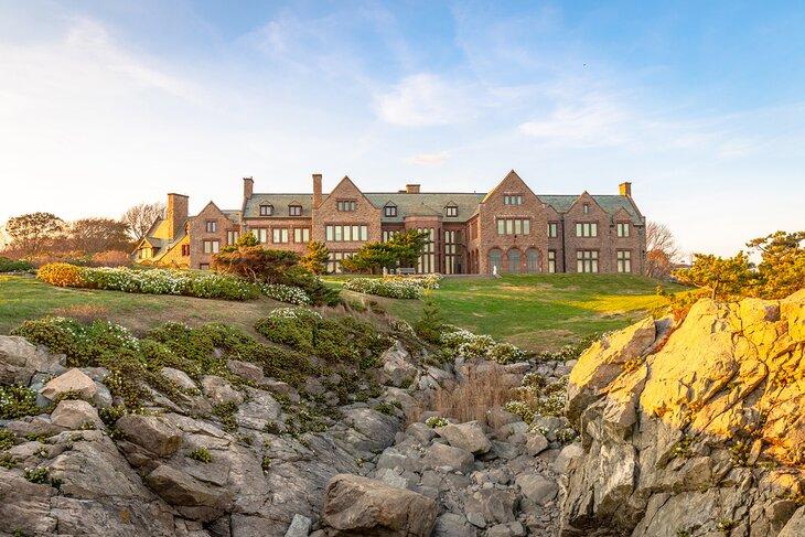 Vista de la mansión de Newport desde los acantilados