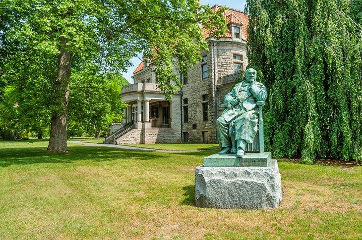 Estatua fuera de una mansión en Bellevue Avenue, Newport