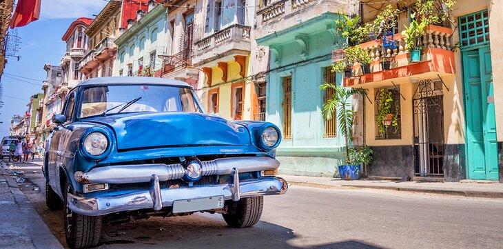 Coche clásico en La Habana Vieja, Cuba