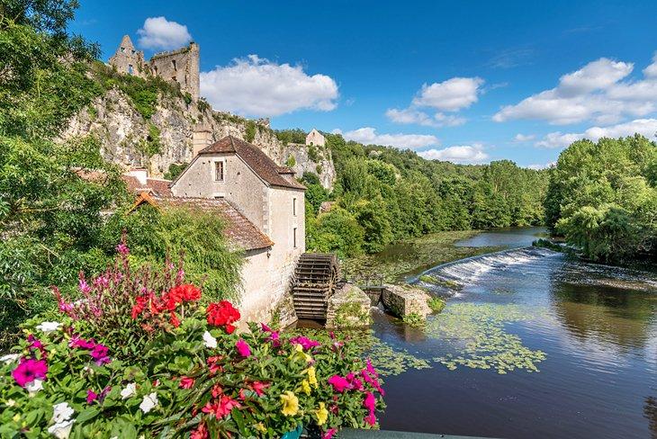 Antiguo Molino a la Orilla del Río en Angles-sur-l'Anglin