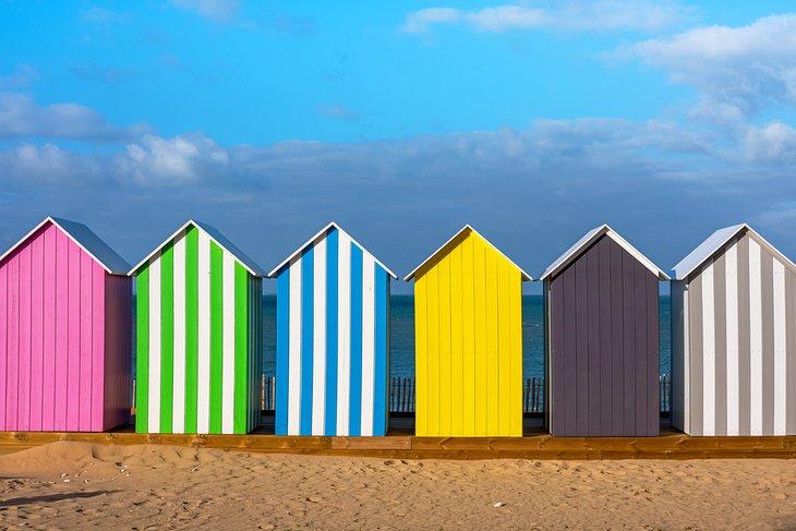 Coloridos cobertizos de playa en la Ile d'Oléron