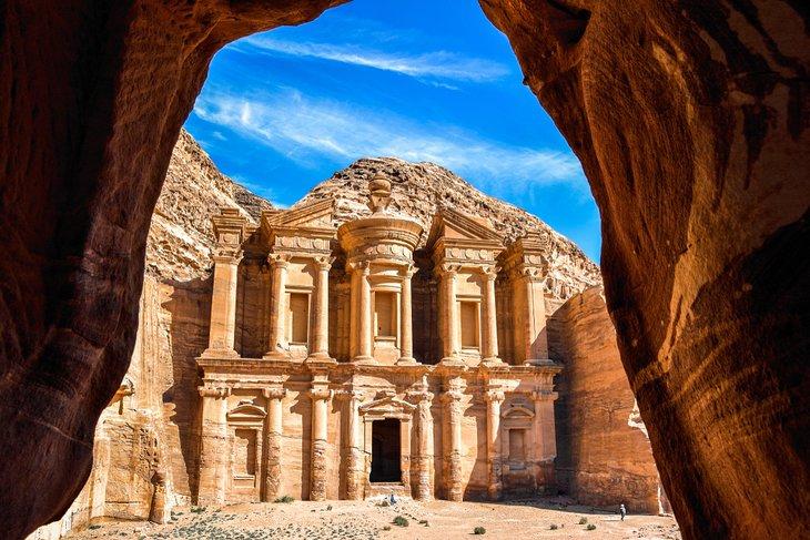 Vista del monasterio en Petra desde una cueva