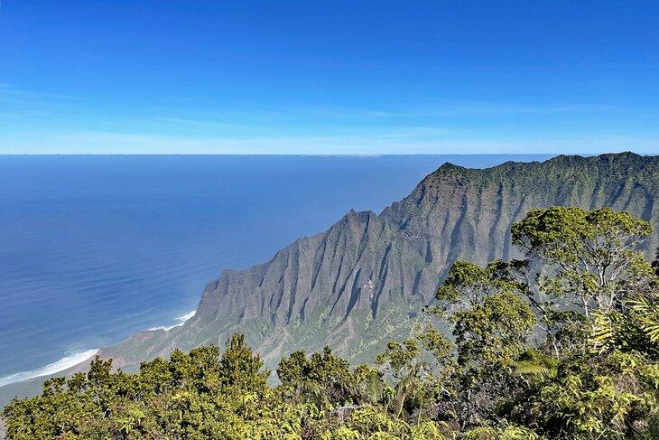 Vista de los acantilados Na Pali desde el Mirador Kalalau en la isla de Kauai