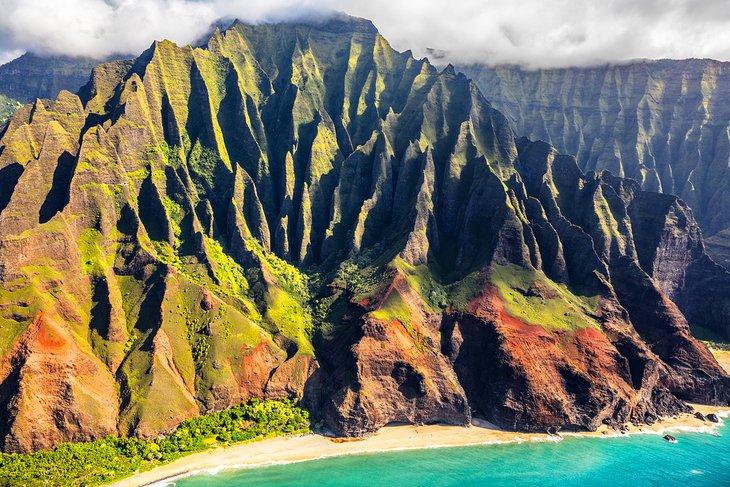 Vista de la costa Na Pali desde un vuelo en helicóptero escénico