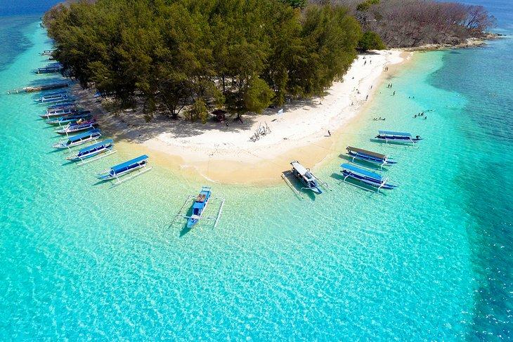 Luftaufnahme von Gili Nanggu und seinem türkisfarbenen Wasser