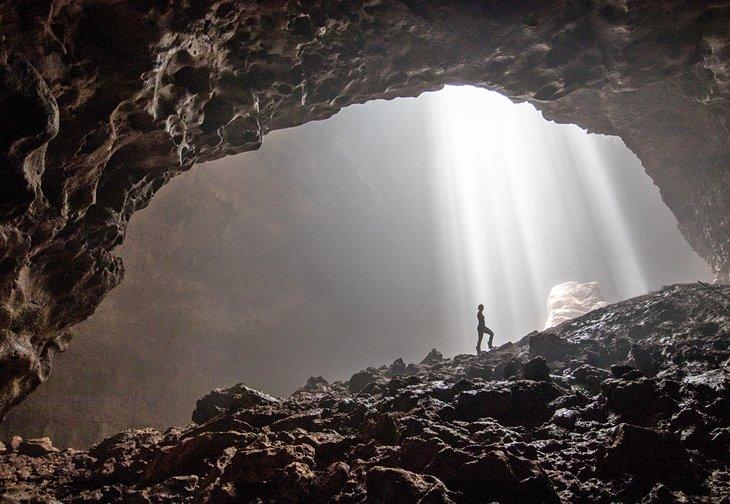 Wanderer in der Jomblang Höhle, Yogyakarta