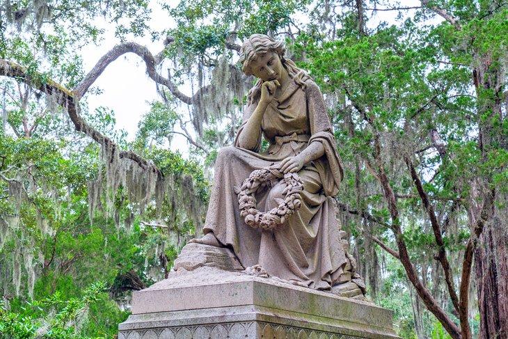 Estatua en un monumento en el Cementerio Bonaventure