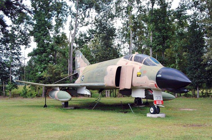 Jet de combate McDonnell F-4C Phantom en el Museo Nacional de la Poderosa Octava Fuerza Aérea
