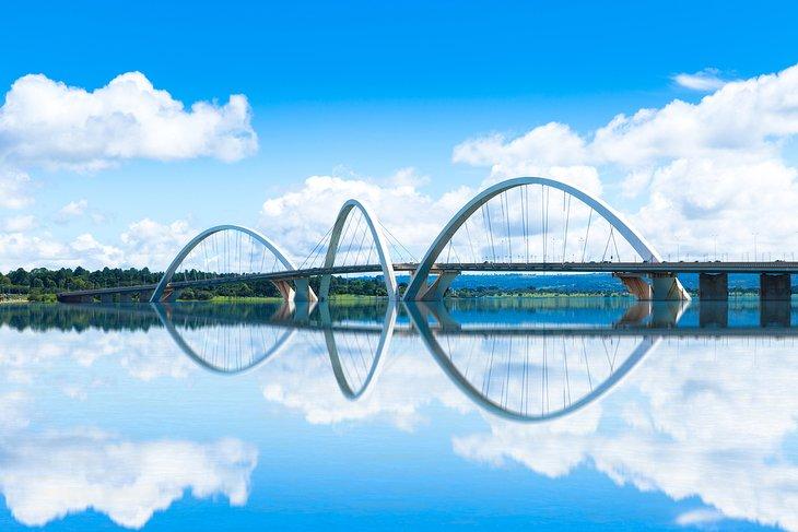 Puente Juscelino Kubitschek y Lago do Paranoá