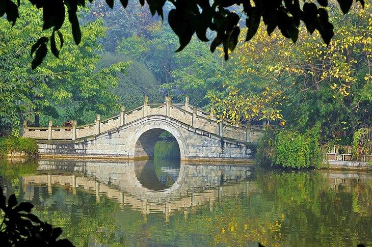 Malerscher Brücke im Chengdu Kulturpark