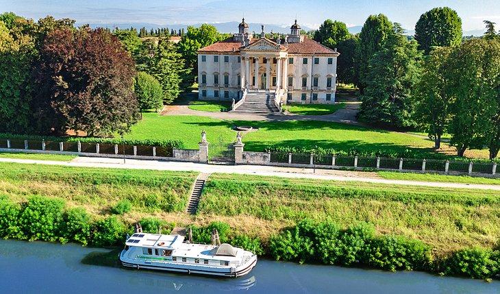 Vista de un barco de crucero frente a la Villa Giovannelli Colonna en el Canal Brenta cerca de Padua