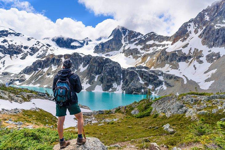 Un senderista en Lago Wedgemount