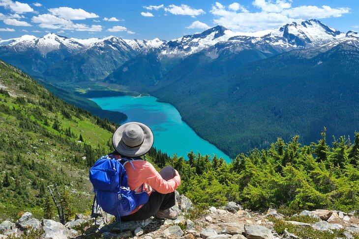 Senderista disfrutando de la vista del Lago Cheakamus