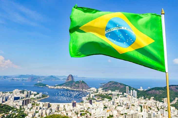 Drapeau brésilien flottant au-dessus de Rio de Janeiro