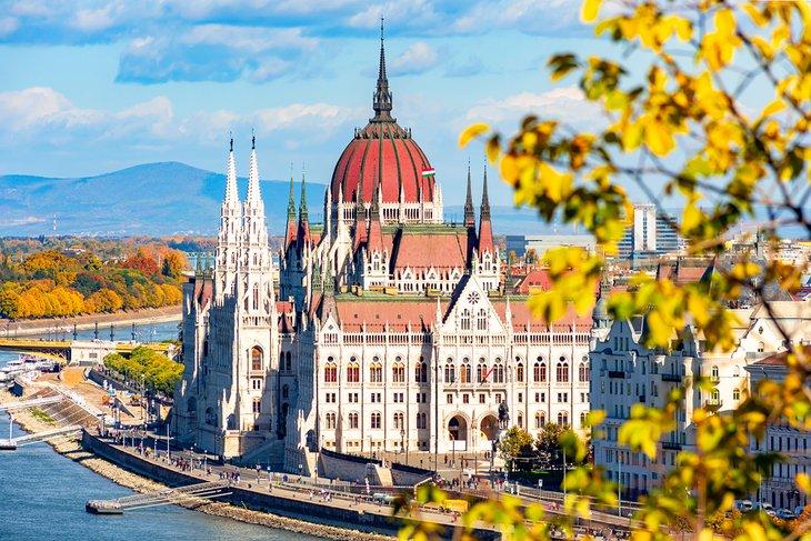 Bâtiment du parlement hongrois en automne, Budapest, Hongrie