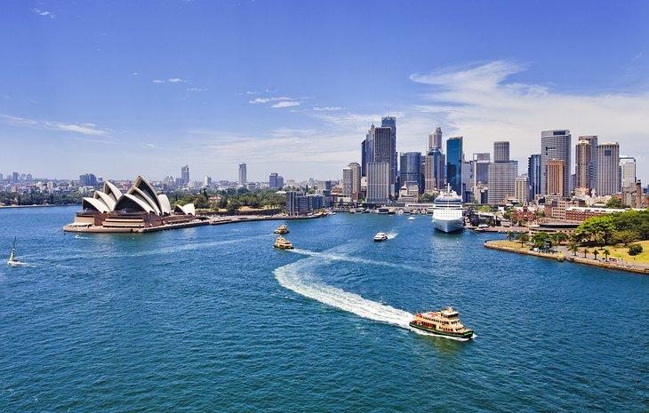 Port de Sydney avec l'Opéra et le centre-ville de Sydney