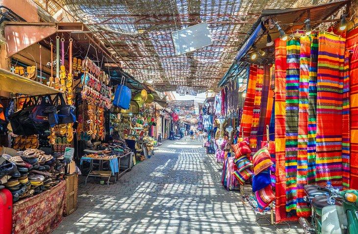 Souvenirs au marché Jamaa el Fna dans la vieille médina, Marrakech