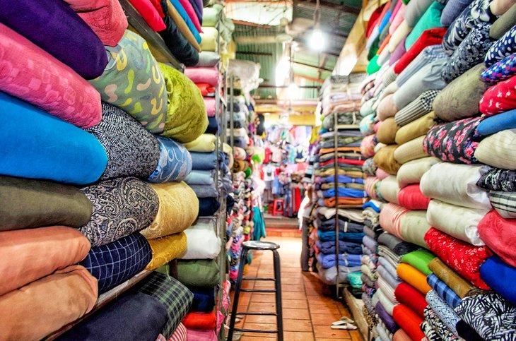Tissus en vente au marché russe