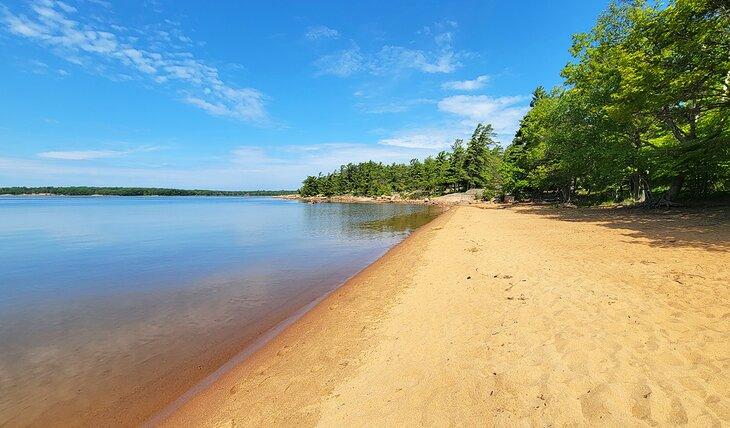 Ein Strand im Juni im Killbear Provincial Park
