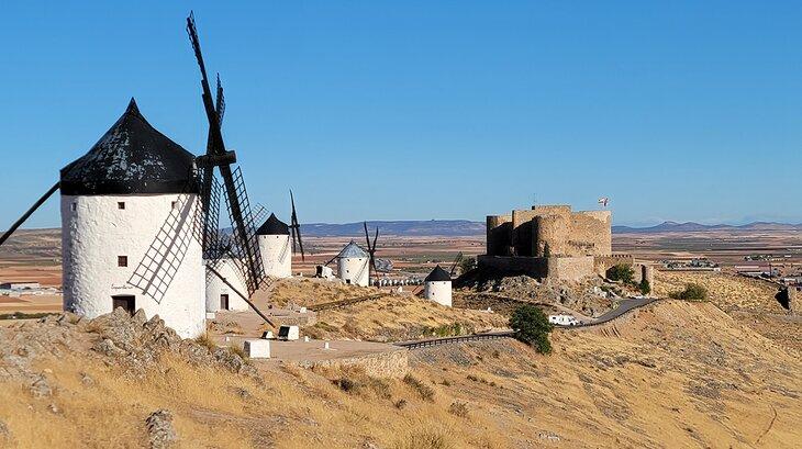 Molinos de viento y castillo en Consuegra