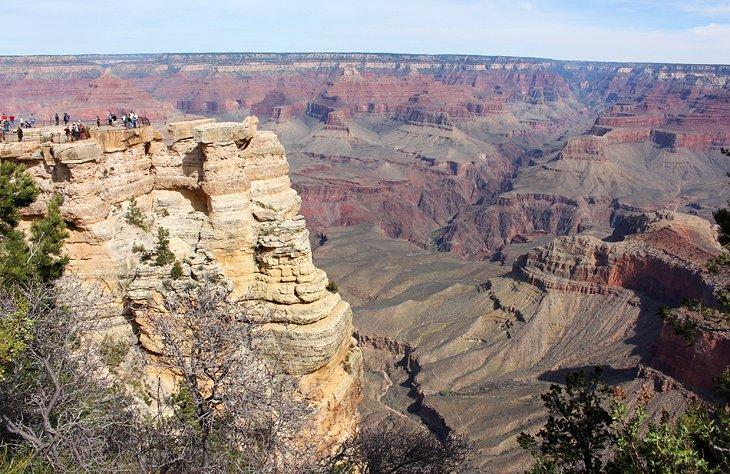 Visitantes en el Mirador Mather Point