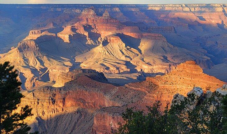 El Gran Cañón desde Mather Point bajo el sol de la tarde