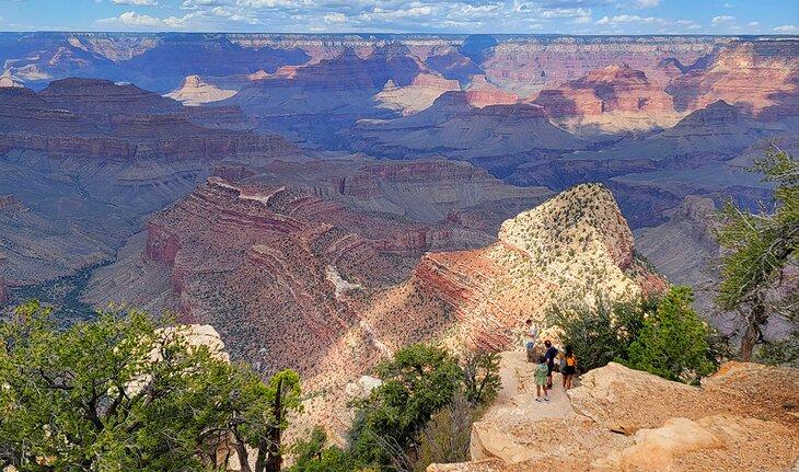 Personas en un mirador justo debajo de Grandview Point
