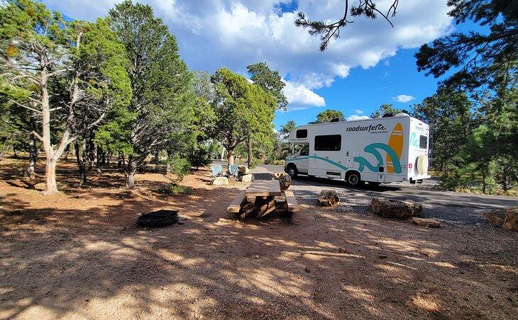Un campamento típico en el Camping Mather en el Gran Cañón