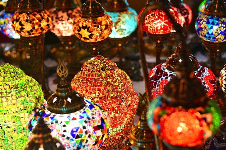 Bunte Lampen am Thepprasit Nachtmarkt