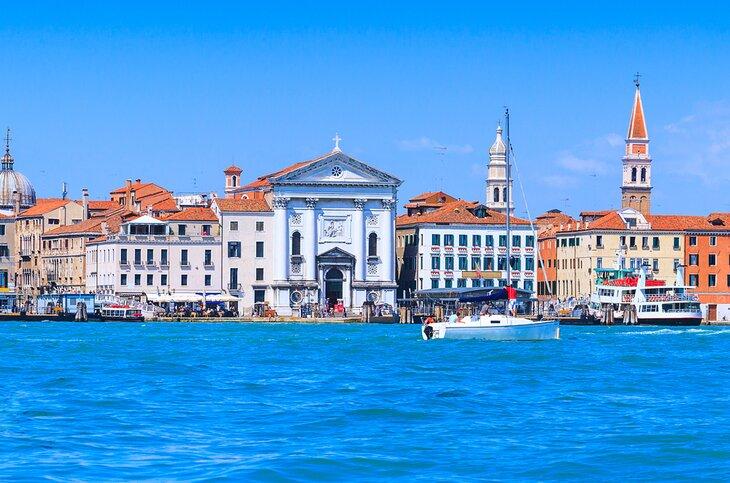 Vue sur l'eau vers Santa Maria della Pietà