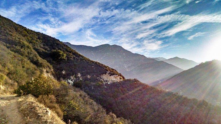 Temprano en la mañana en el sendero Romero Canyon