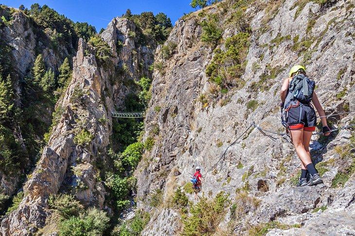 Grimpeurs sur la Via Ferrata Canal del Grau
